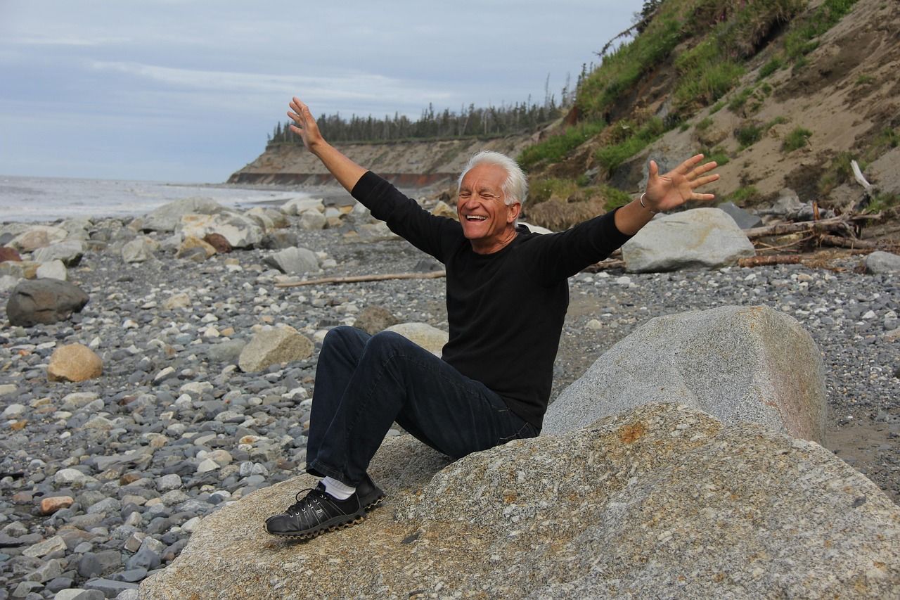 Ein glücklicher älterer Herr am Strand. happy old man