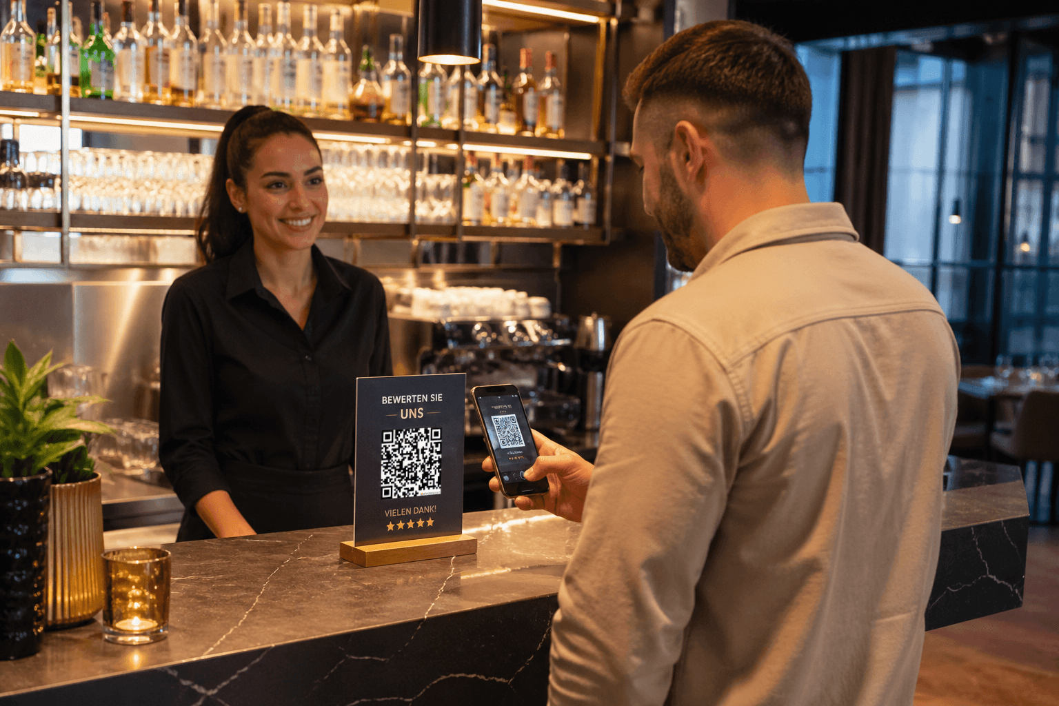QR-Code-Aufsteller auf dem Tresen um Bewertungen einzuholen Gastronomie Aufsteller 2
